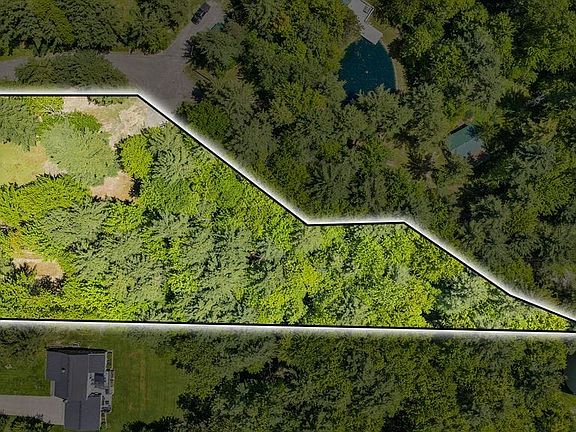 2nd image of Crestwood Cir