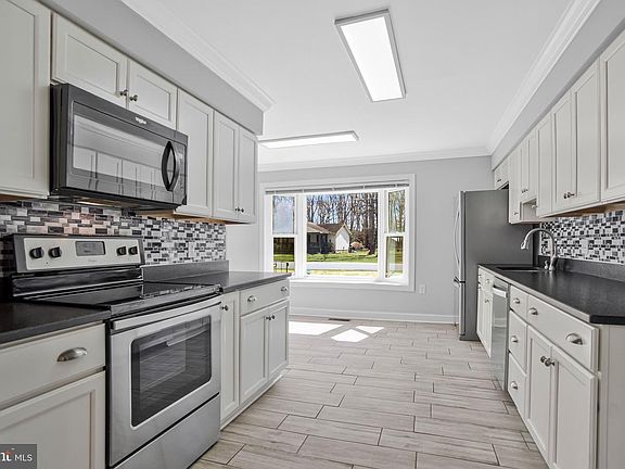 4th image of 223 Manning Rd E