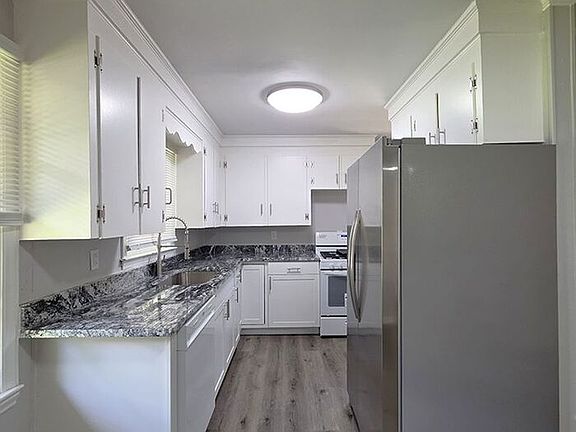 5th image of 502 Cardinal Ct