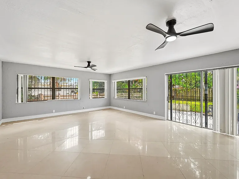 740 E Evanston Cir — Photo 21