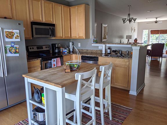 Spacious eat-in kitchen