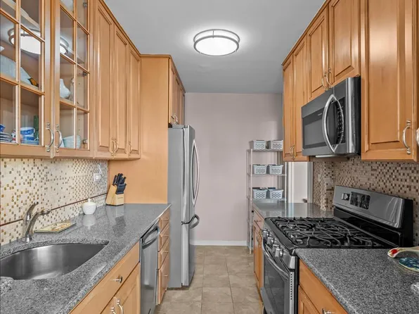 555 Kappock Street image 9 of 20