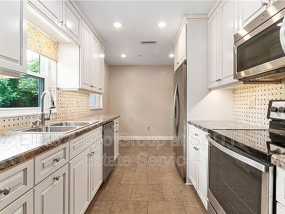 5th image of 805 Woodward St