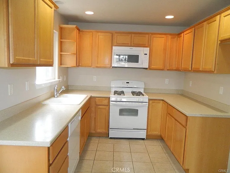 1093 Belridge St — Photo 4
