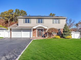 19 Raynier Pl, Nesconset, NY 11767