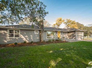 907 Crestline Dr, Lawrence, KS 66049