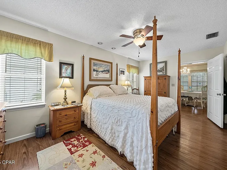 321 S Bonita Ave — Photo 17