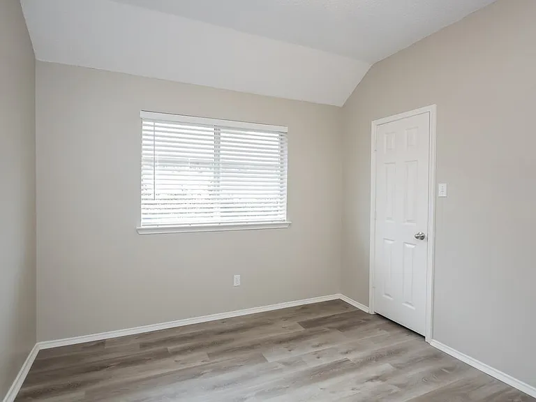 2124 Creek Royal Dr — Photo 13