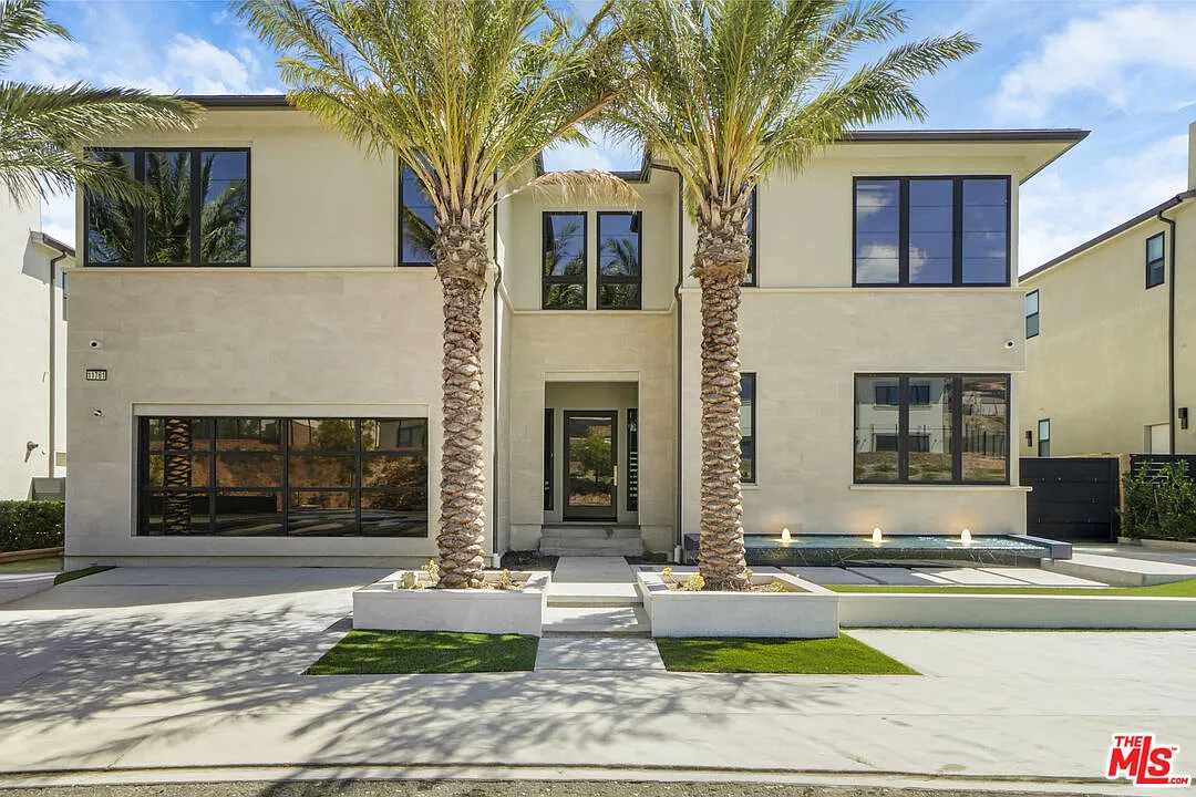 5 bed, 6.0 bath, 4686 sqft, $15,500 — Photo 1