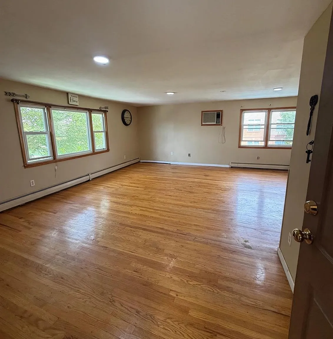 3 bed, 1.0 bath, $2,500 — Photo 2
