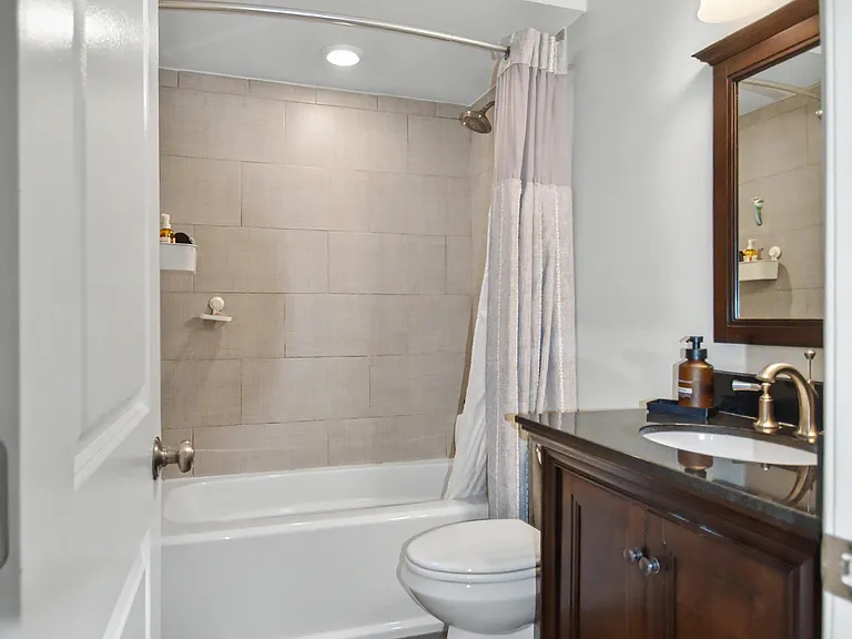 637 N 2nd St #2 — Photo 6