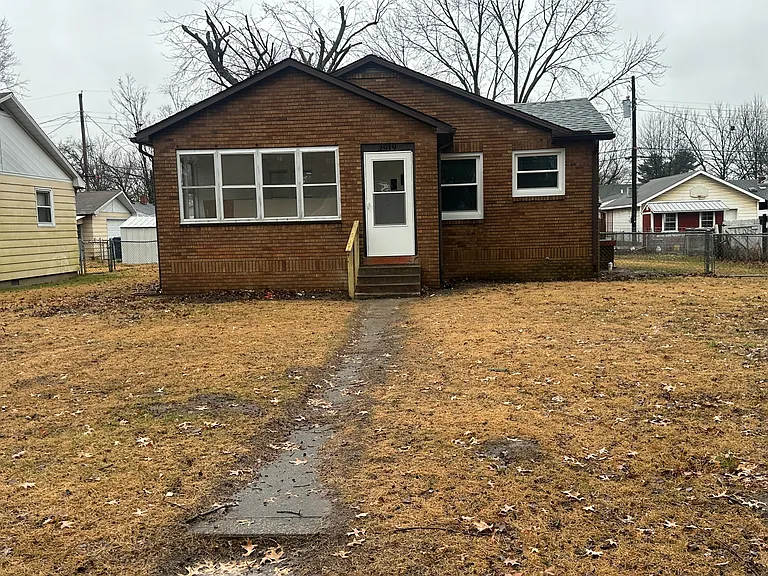 2919 S Center St — Photo 2