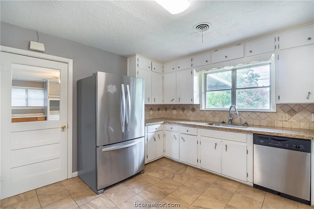 4 bed, 1796 sqft, $2,595 — Photo 4