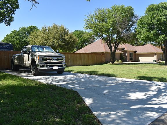 3rd image of 109 Lakeside Oaks Cir