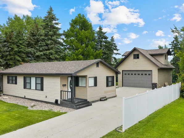 304 13th St W, Bottineau, ND 58318