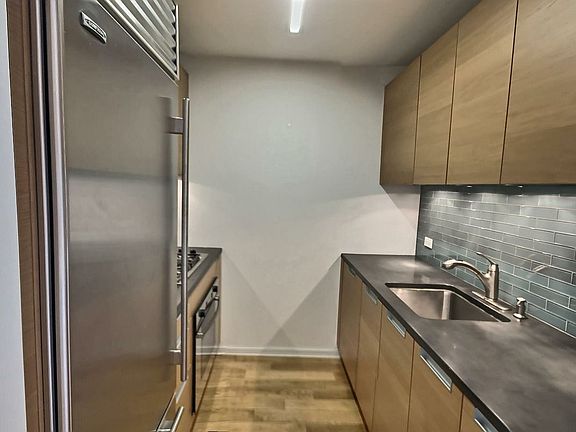 5th image of 310 W 52nd St APT 27A