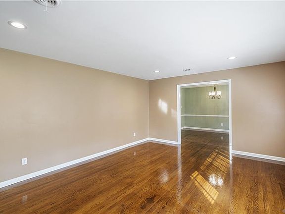 4th image of 9640 Fernleigh Dr