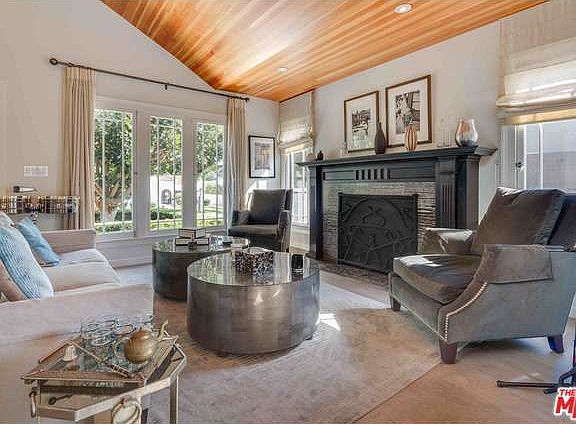 5th image of 543 N Beachwood Dr