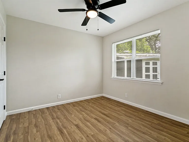 904 Bryan Dr — Photo 10