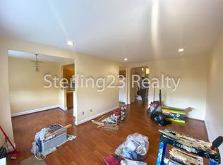 21-16 Steinway Ave #3, Astoria, NY 11105