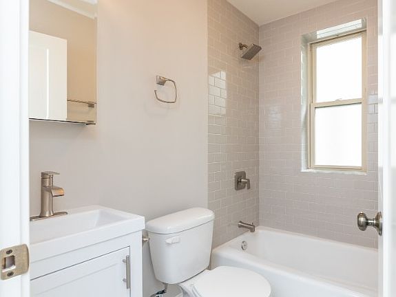 5th image of 640 W Wrightwood Ave #4