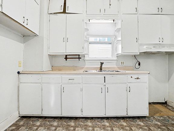 5th image of 624 E Battell St