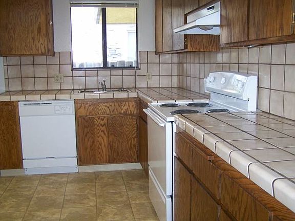 4th image of 370 Smalley Ave APT B