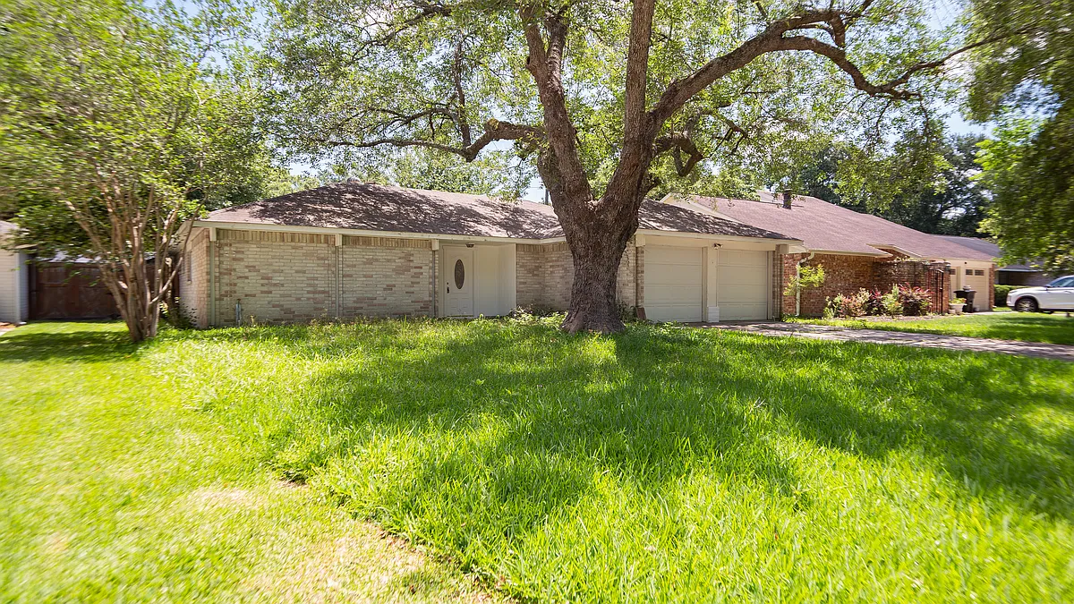 Building Photo - 17626 Golf Club Dr