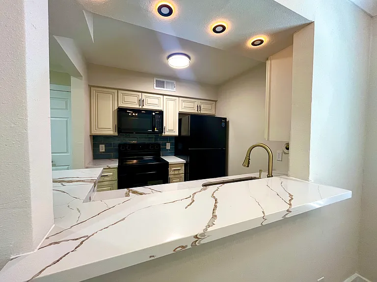 606 Marshall St #30 — Photo 6