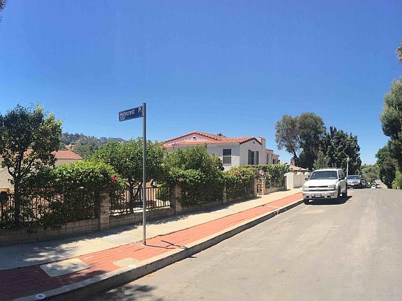 Street address view in Hollywood Knolls neighborhood. Low-density and all-residential. Great for walks and extended hikes to Lake Hollywood!