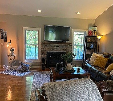 4th image of 304 Willow Creek Dr