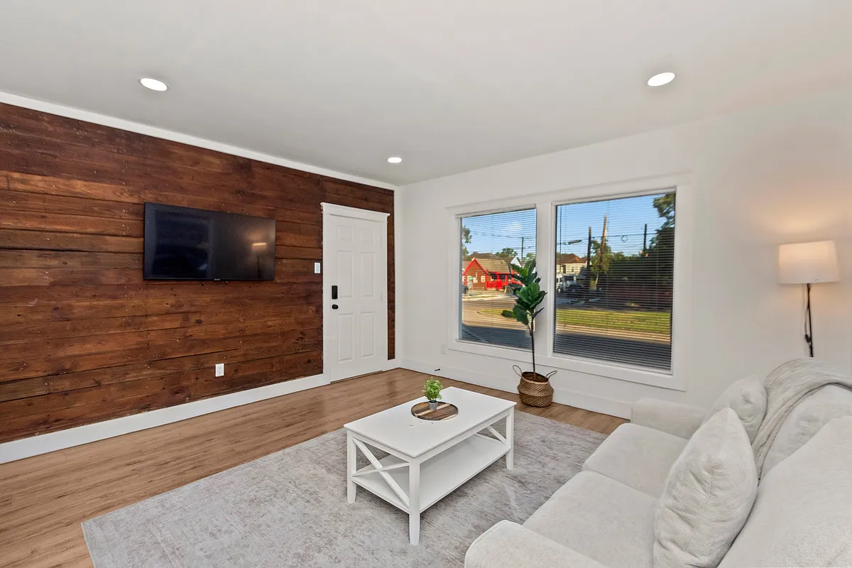 Building Photo - 102 S Lockwood Dr #2