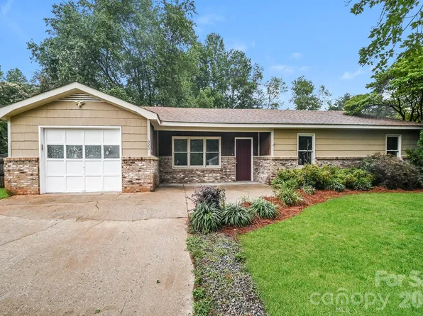 320 Aqua Dr, Forest City, NC 28043