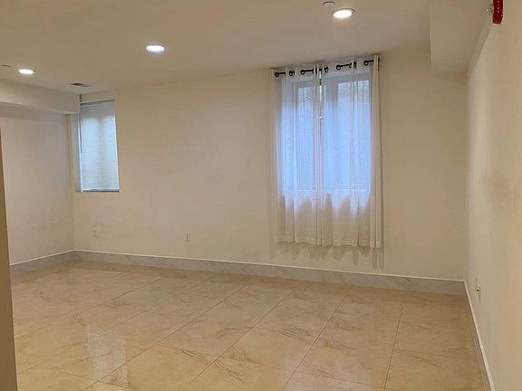 5th image of 1028 Wood St APT 1R