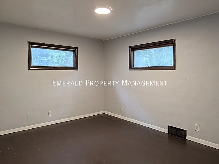964 N Court St — Photo 10