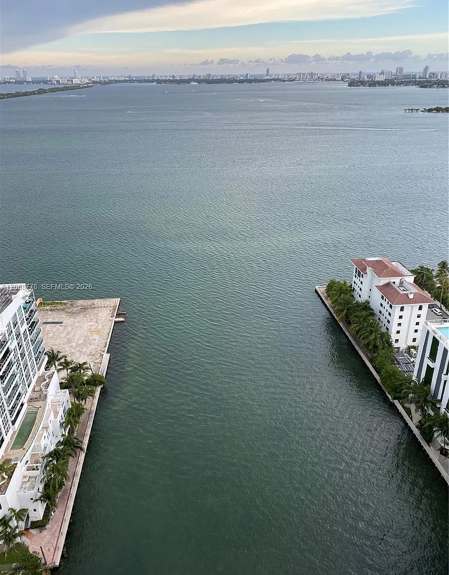Icon Bay Condo — Photo 4