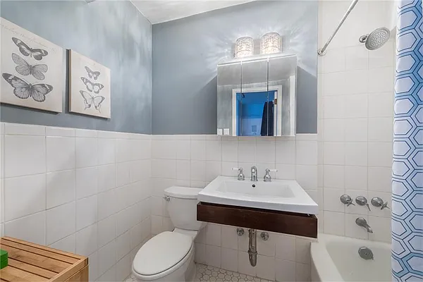 Sold by R New York | media 10