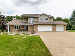 13831 Surrey Ln, Dubuque, IA 52002