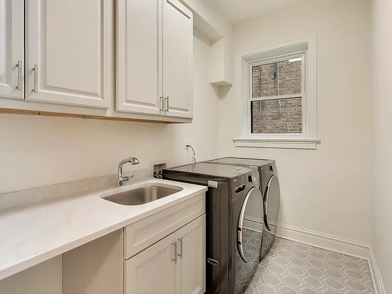 E Madison Park — Photo 11