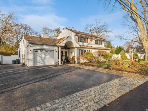 203 E 20th Street, Huntington Station, NY 11746