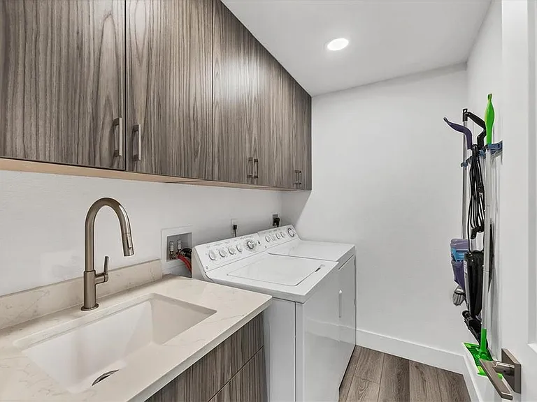 8234 Harborside Cir — Photo 20