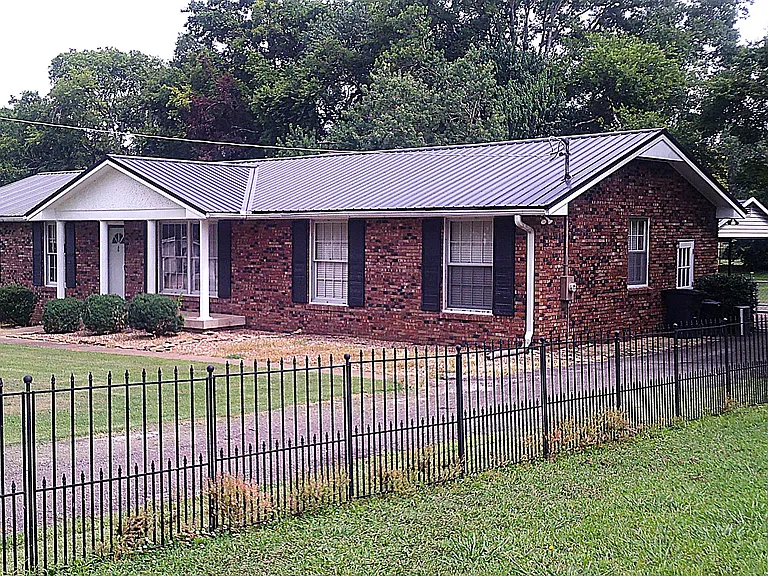 140 Wessington Pl — Photo 2