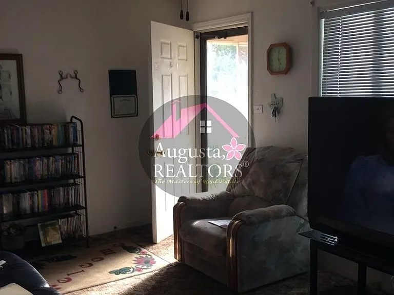 741 S Crockett Dr — Photo 5