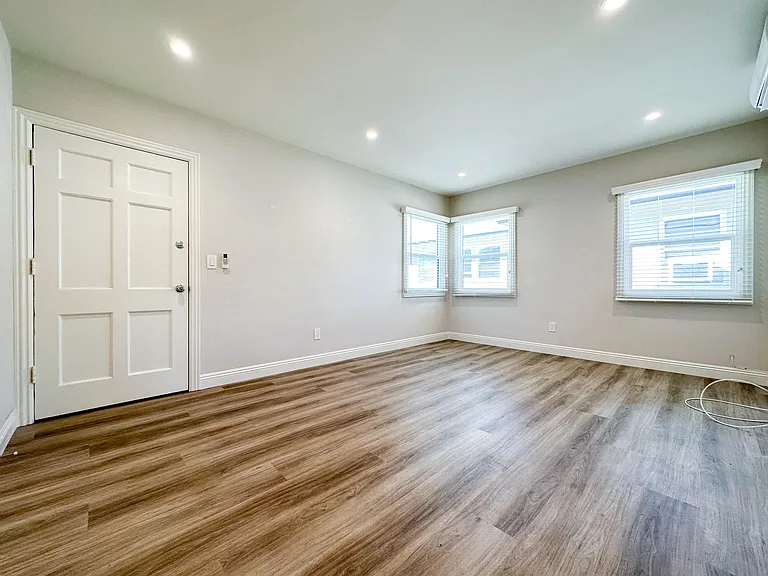 32 N Marengo Ave #E — Photo 3