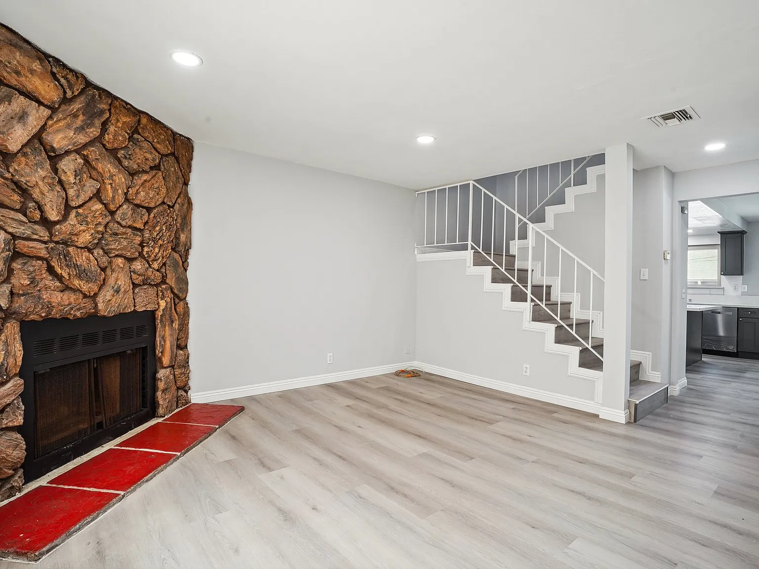 3 bed, 1408 sqft, $3,350 — Photo 3