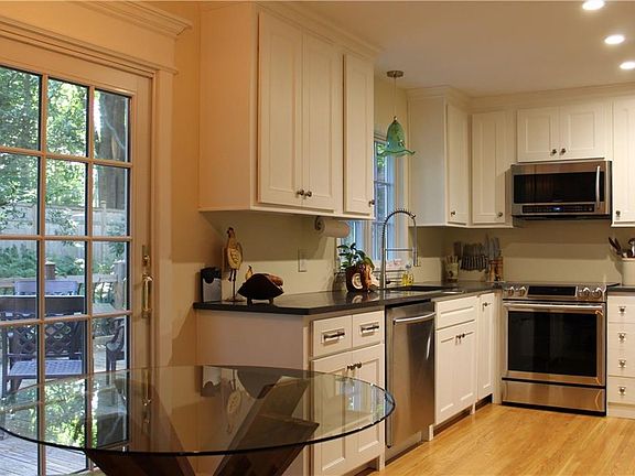 5th image of 2 Oakwood Ln