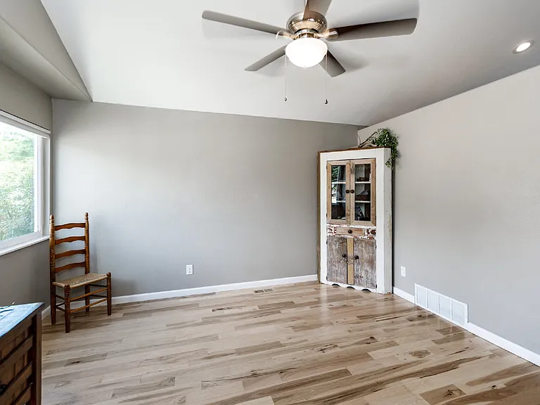 230 Hooper Ct — Photo 8