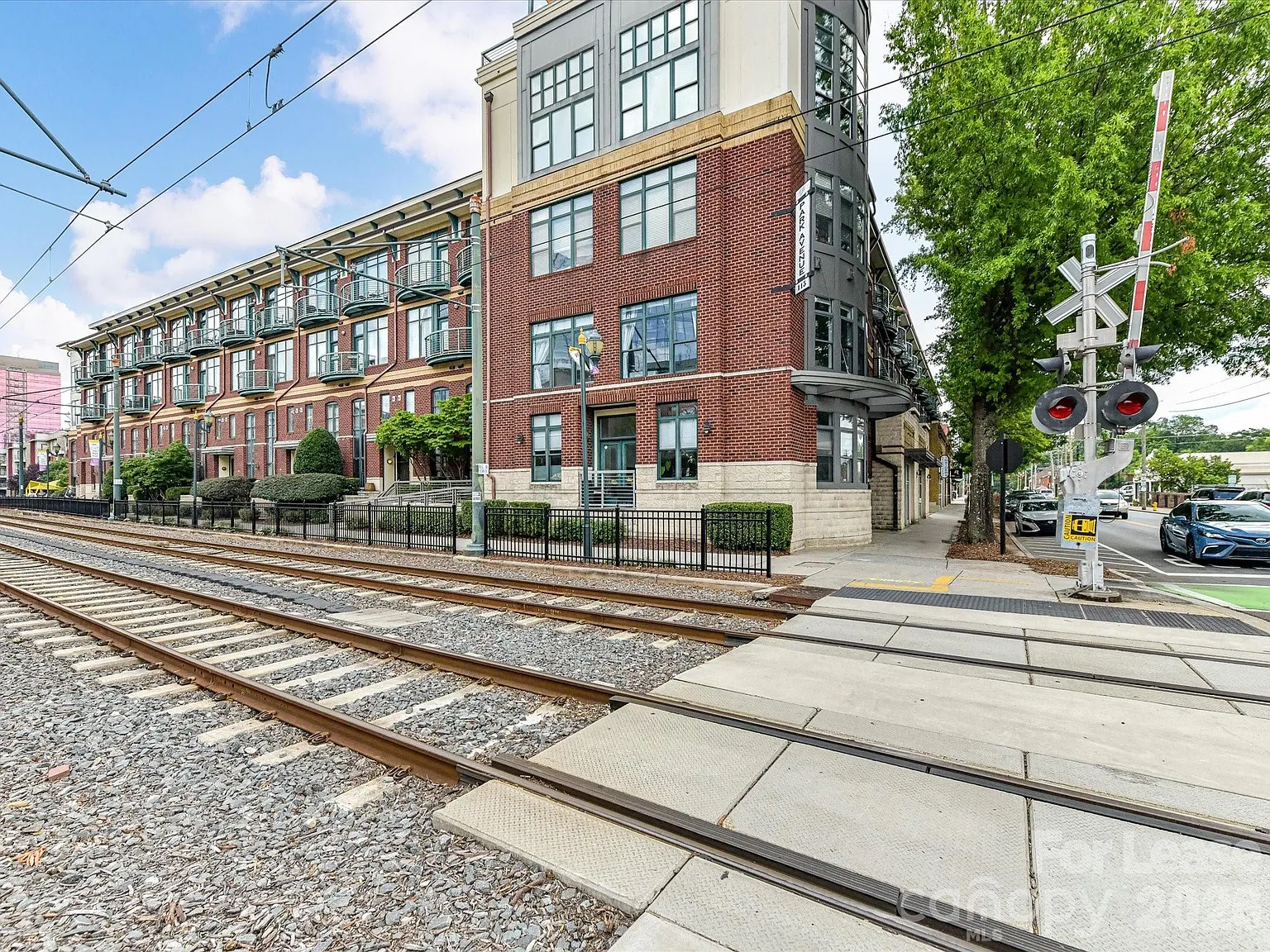 1 bed, 1.0 bath, 830 sqft, $2,100 — Photo 2