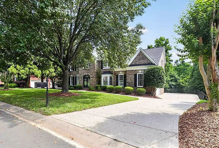5 bed, 4.5 bath, 5000 sqft, $4,995 — Photo 3