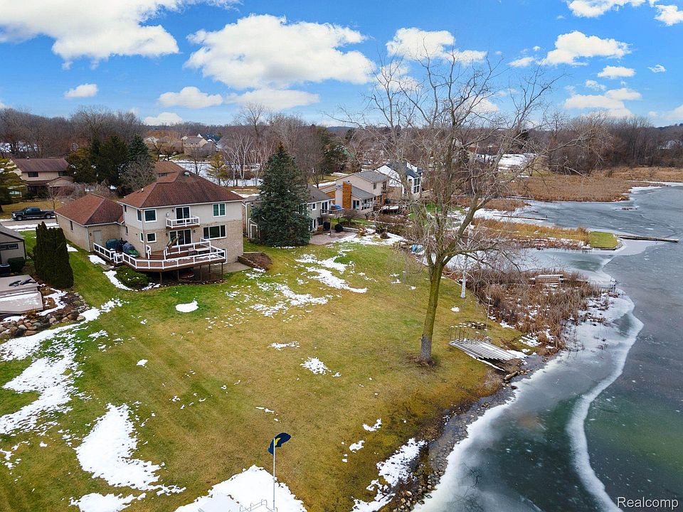 1st image of 4598 Island Park Dr